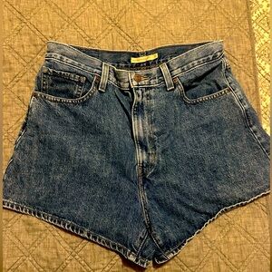 Levi’s high waisted mom shorts size 32